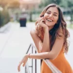 Une femme confiante et sereine après un accompagnement avec Alexia Barré, sophrologue