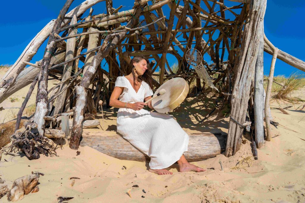 Alexia Barré qui joue du tambour chamanique pour l'ouverture dune cérémonie du cacao sacré proche de Paris