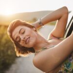 Une femme qui se sent épanouie et sereine dans sa vie personnelle grâce à la sophrologie.