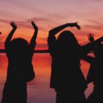 Des femmes qui dansent librement pour déverrouiller leur bassin.