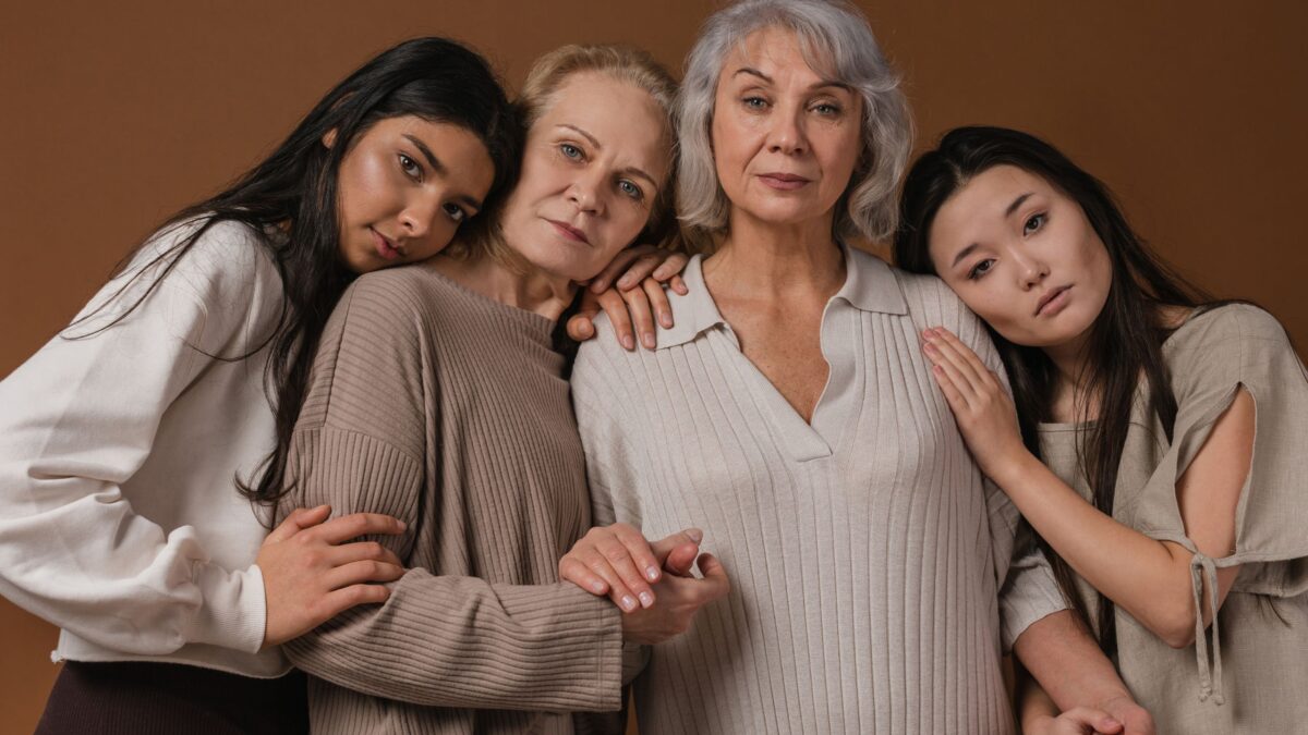 Des générations de femmes qui semblent fatiguées par tout ce qu'elles ont à faire dans leur quotidien.