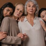 Des générations de femmes qui semblent fatiguées par tout ce qu'elles ont à faire dans leur quotidien.