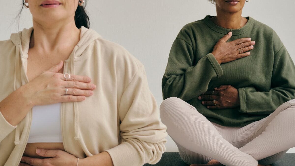 Des femmes qui prennent le temps de se reconnecter à elles-même avec des exercices de repsiration de sophrologie.